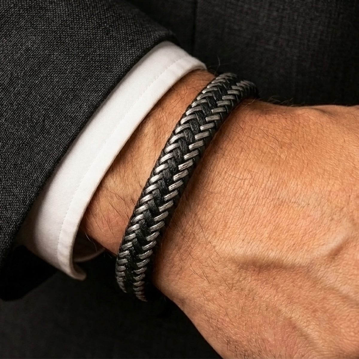 سوار هوغو بوس للرجال من الجلد الأزرق