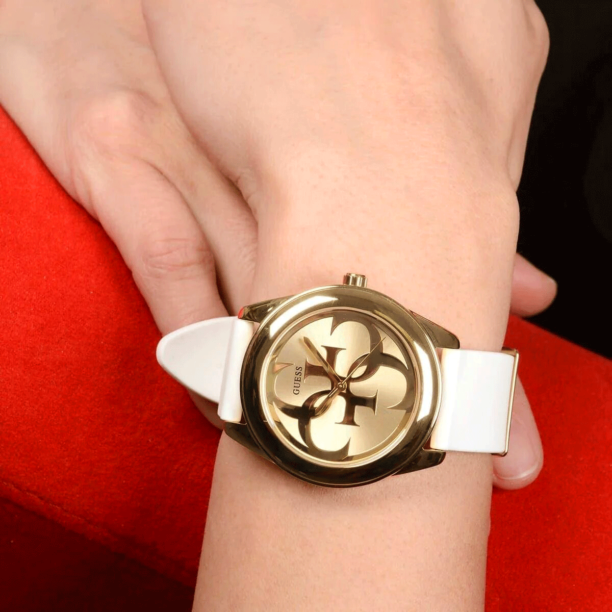 ساعة جيس النسائية بهيكل ذهبي وحزام مطاطي W0911L7