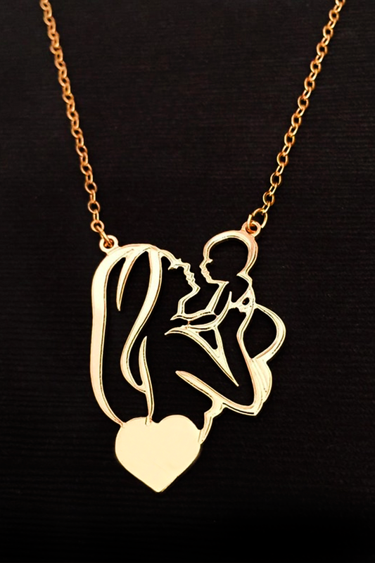 أم تحمل طفلها بقلب