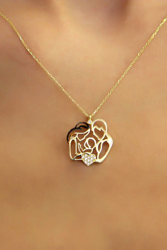 الأب والأم يحملان الطفل