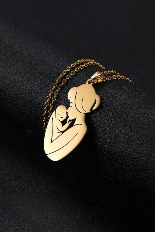 الأم تحتضن طفلها وتقبله