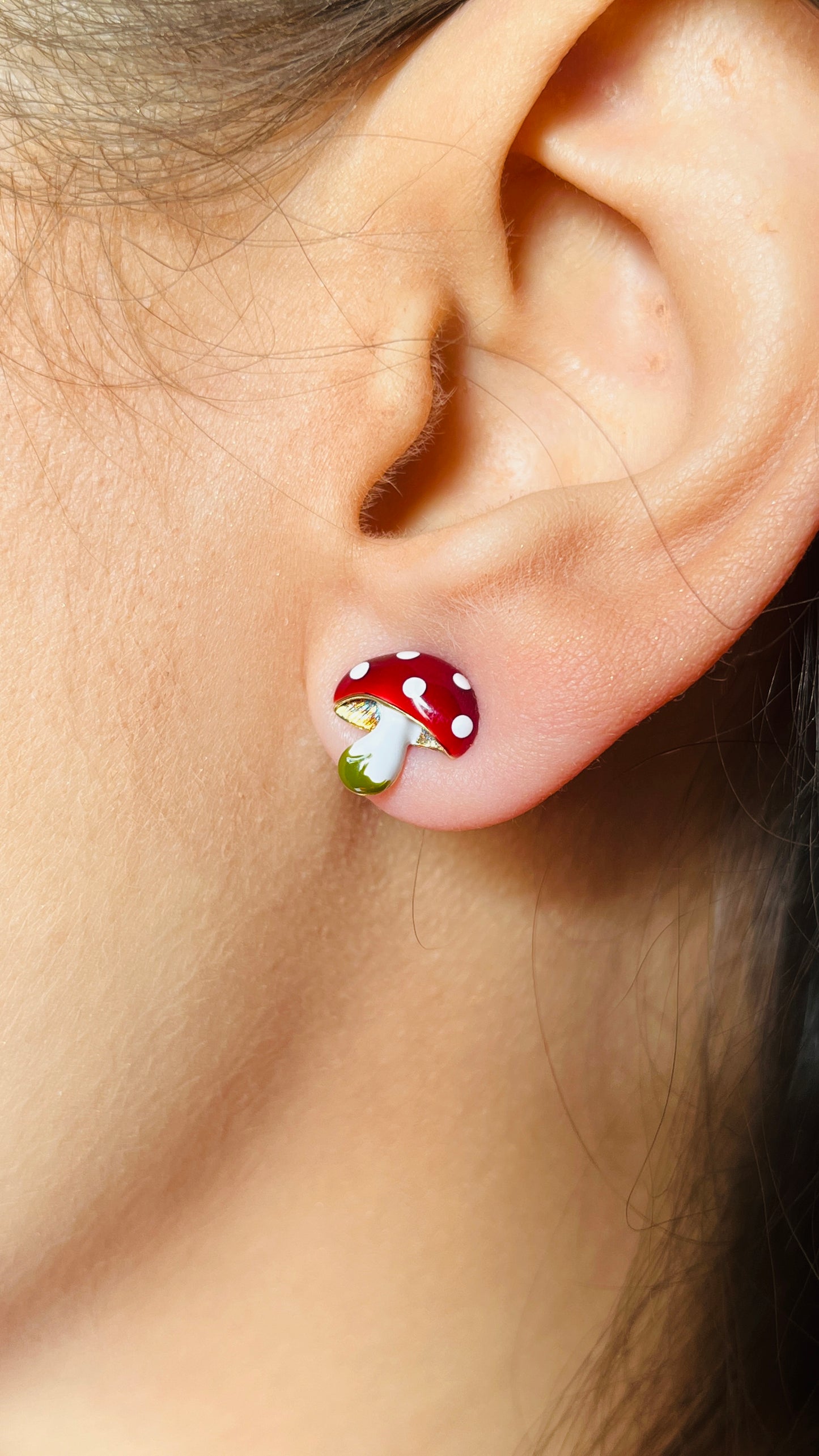 أقراط فضية على شكل فطر أحمر