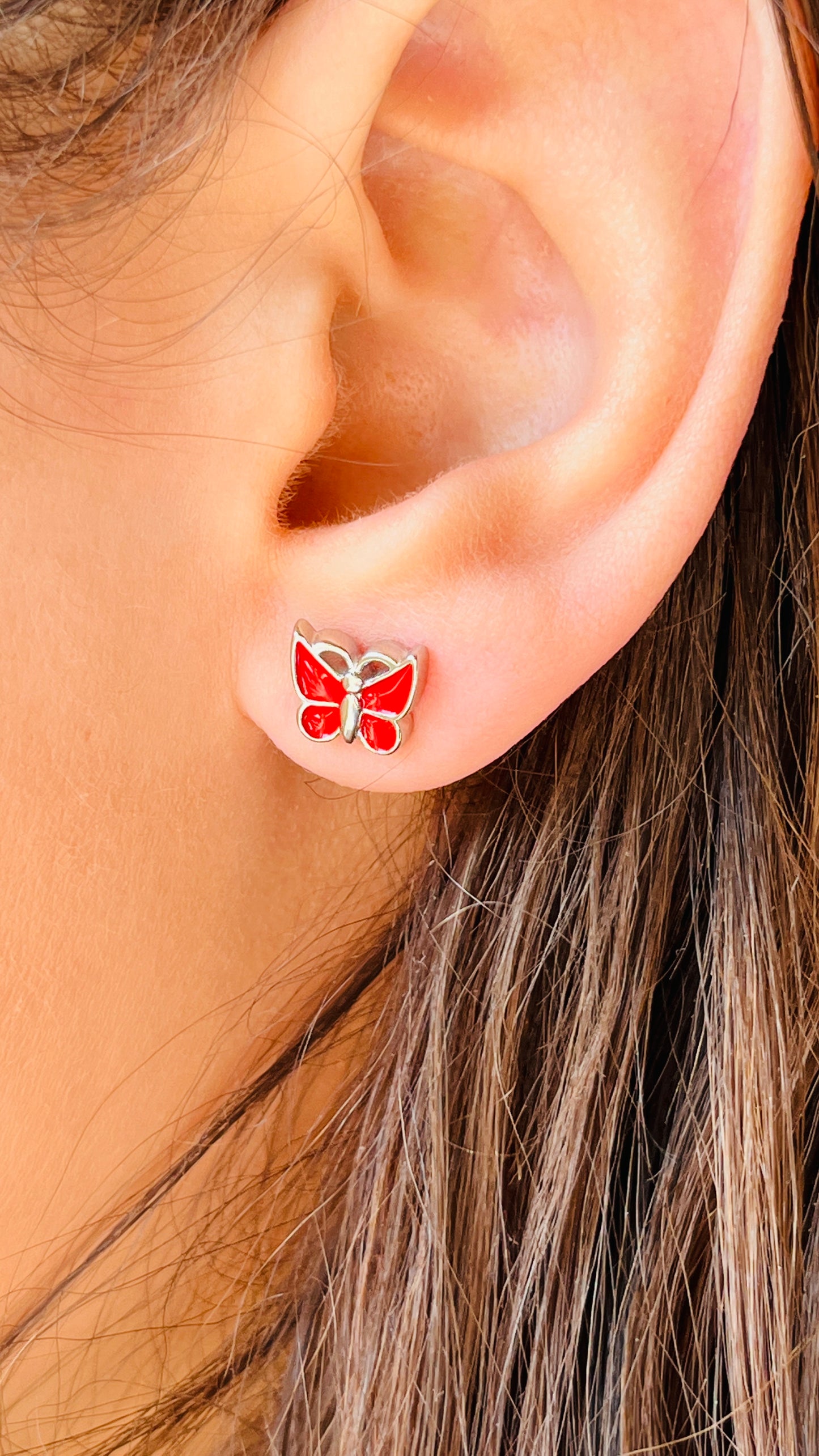 قرط الفراشة الحمراء