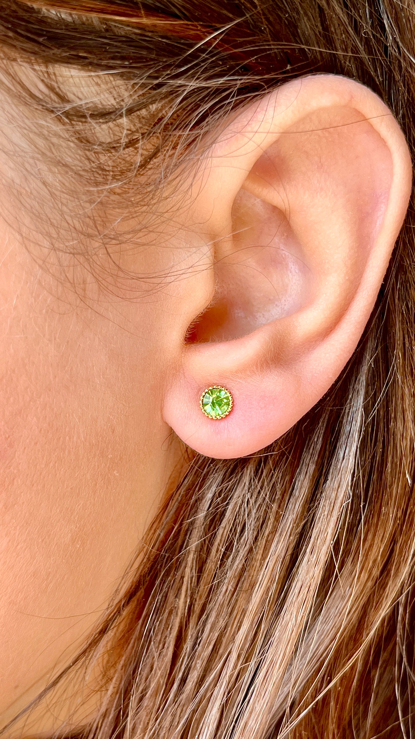 قرط غزال ذو جوانب مختلفة مع حجر أخضر