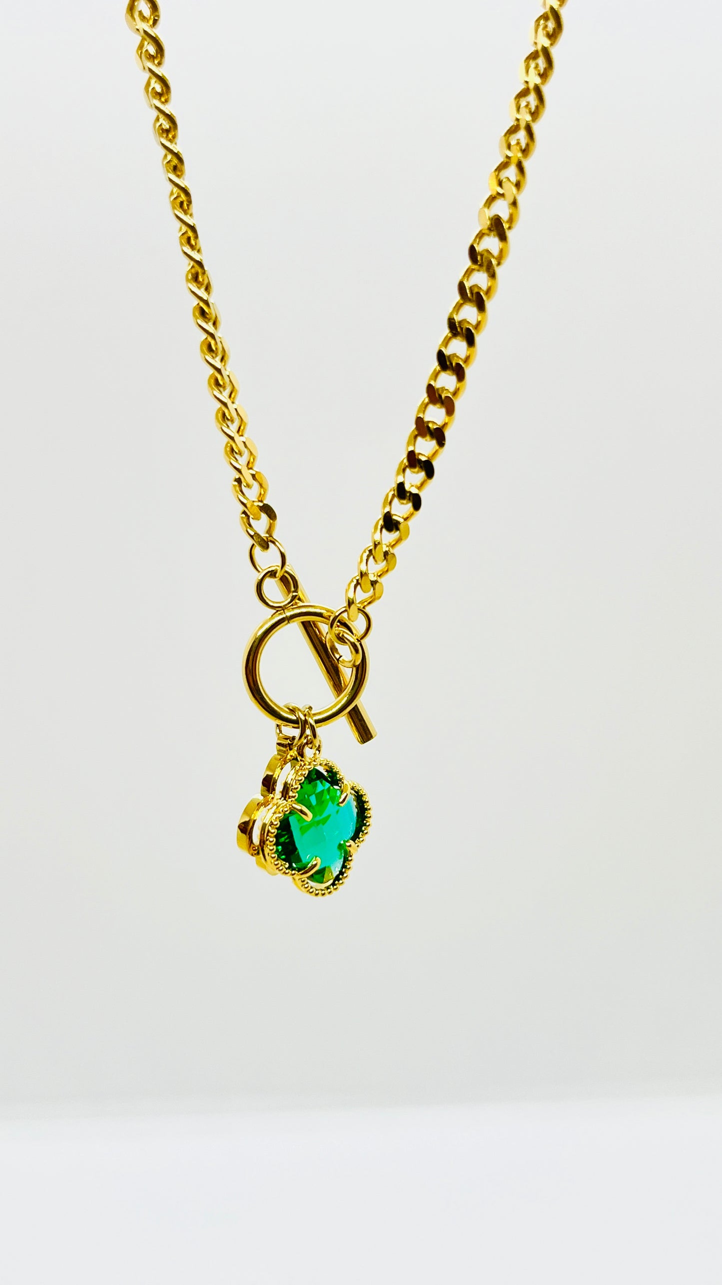 قلادة الزهرة الخضراء للنساء