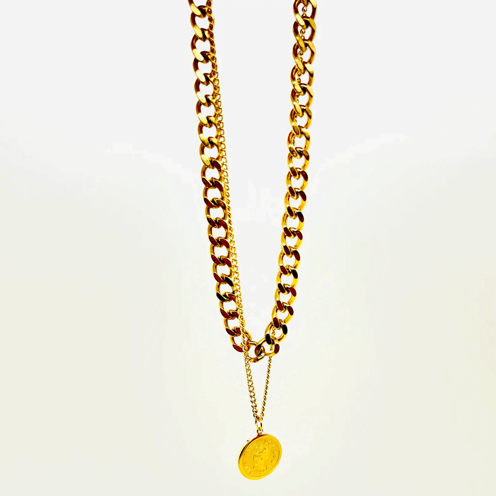سلسلة عريضة مع عملة ذهبية