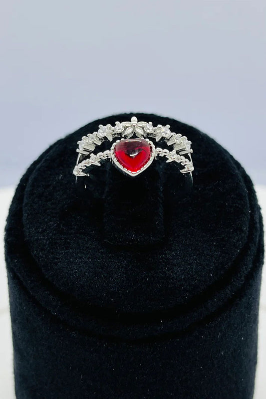 حلقات توأم على شكل قلب أحمر وزهرة جميلة