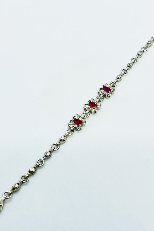 ثلاث فراشات حمراء