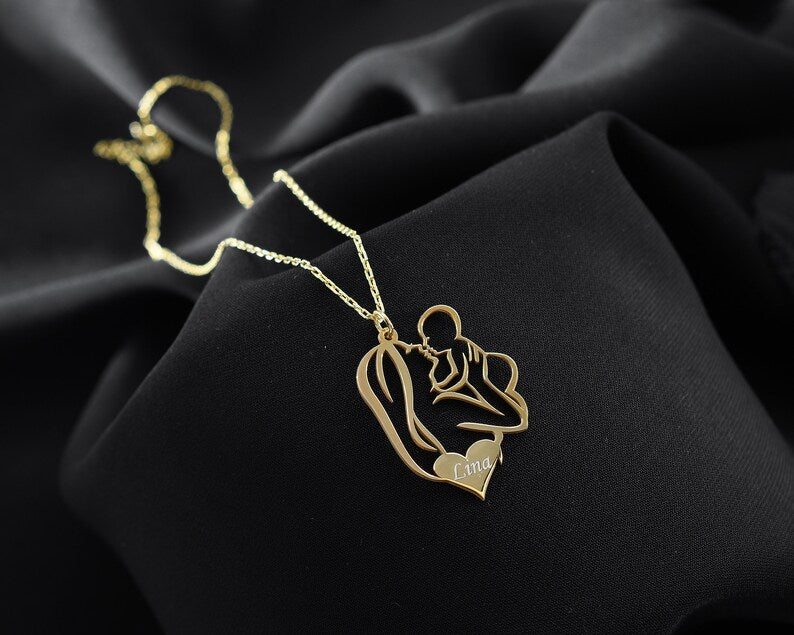 أم تحمل طفلها بقلب