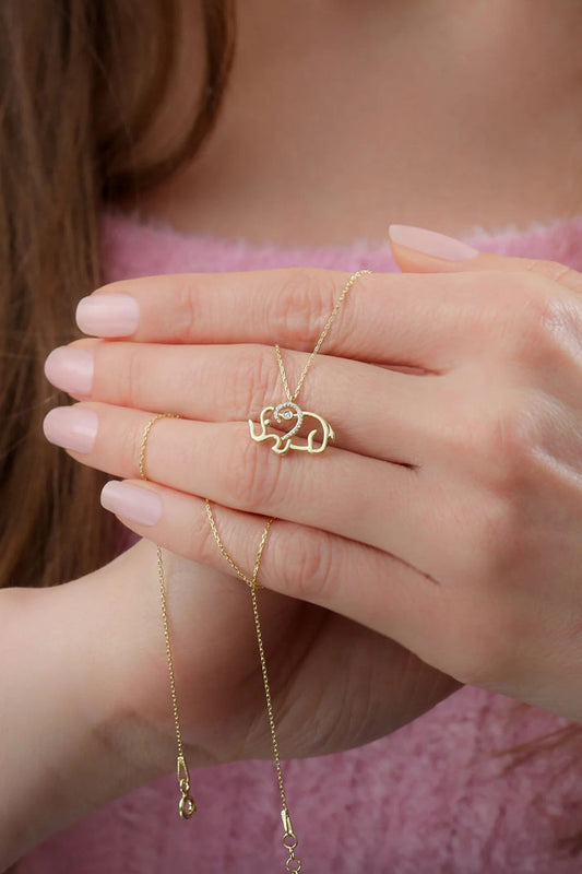 قلادة الفيل المنقوشة