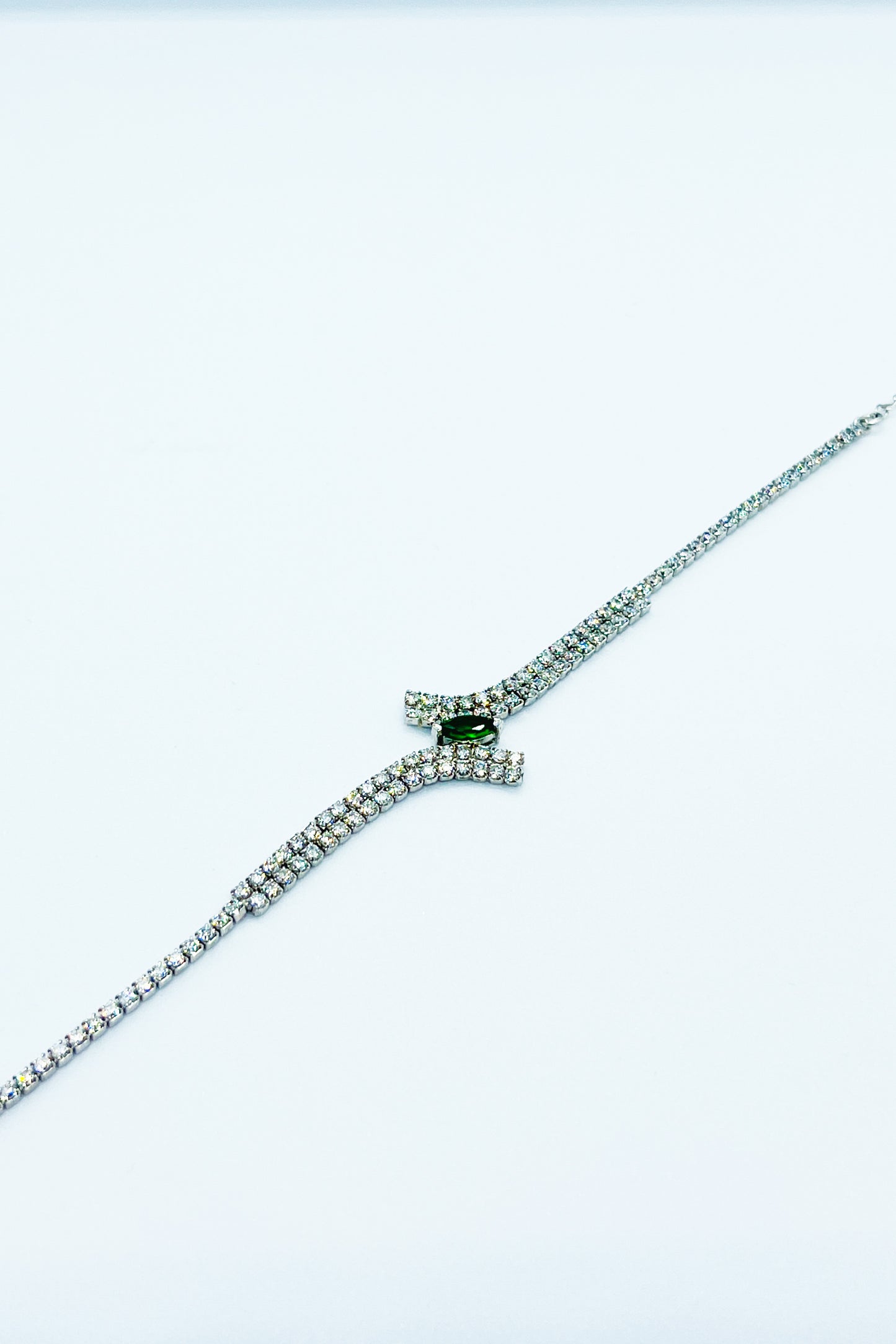 سوار أنيق بحجر جميل