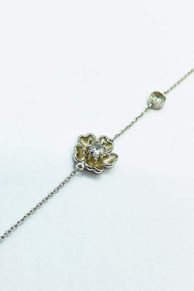 زهرة فضية بحجر جميل