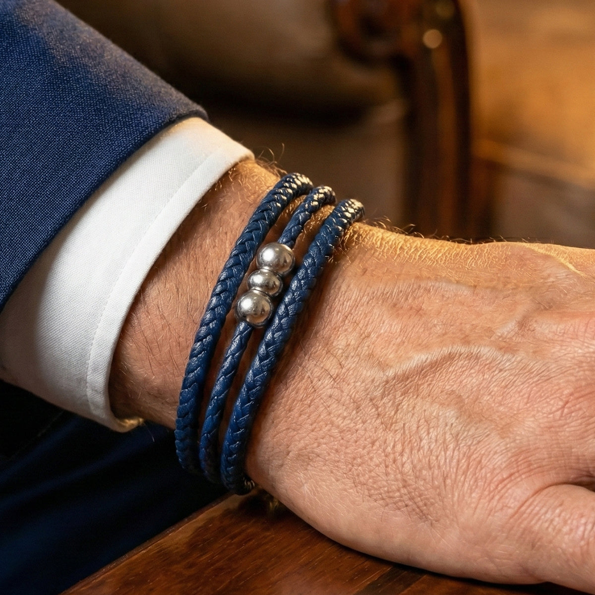 سوار هوغو بوس للرجال من الجلد الأزرق