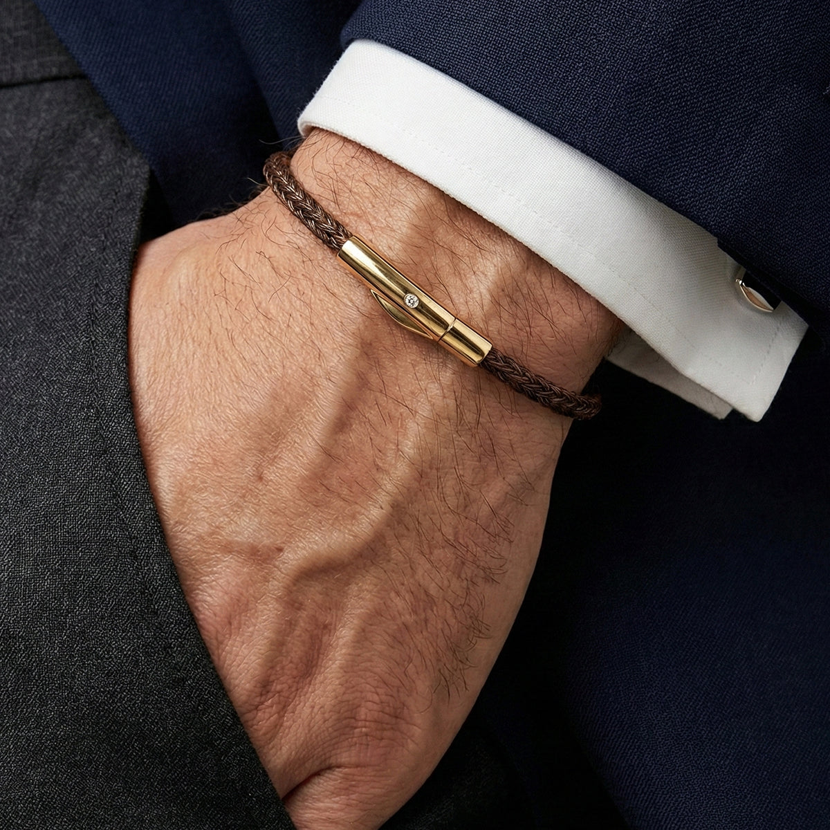 سوار هوغو بوس للرجال من الجلد الأزرق