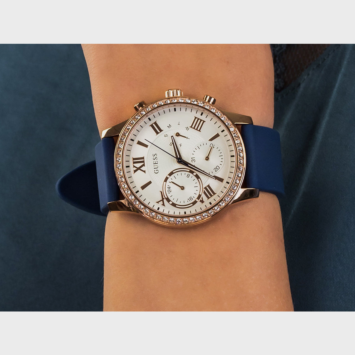 Women Analog Quartz Watch with Rubber Strap