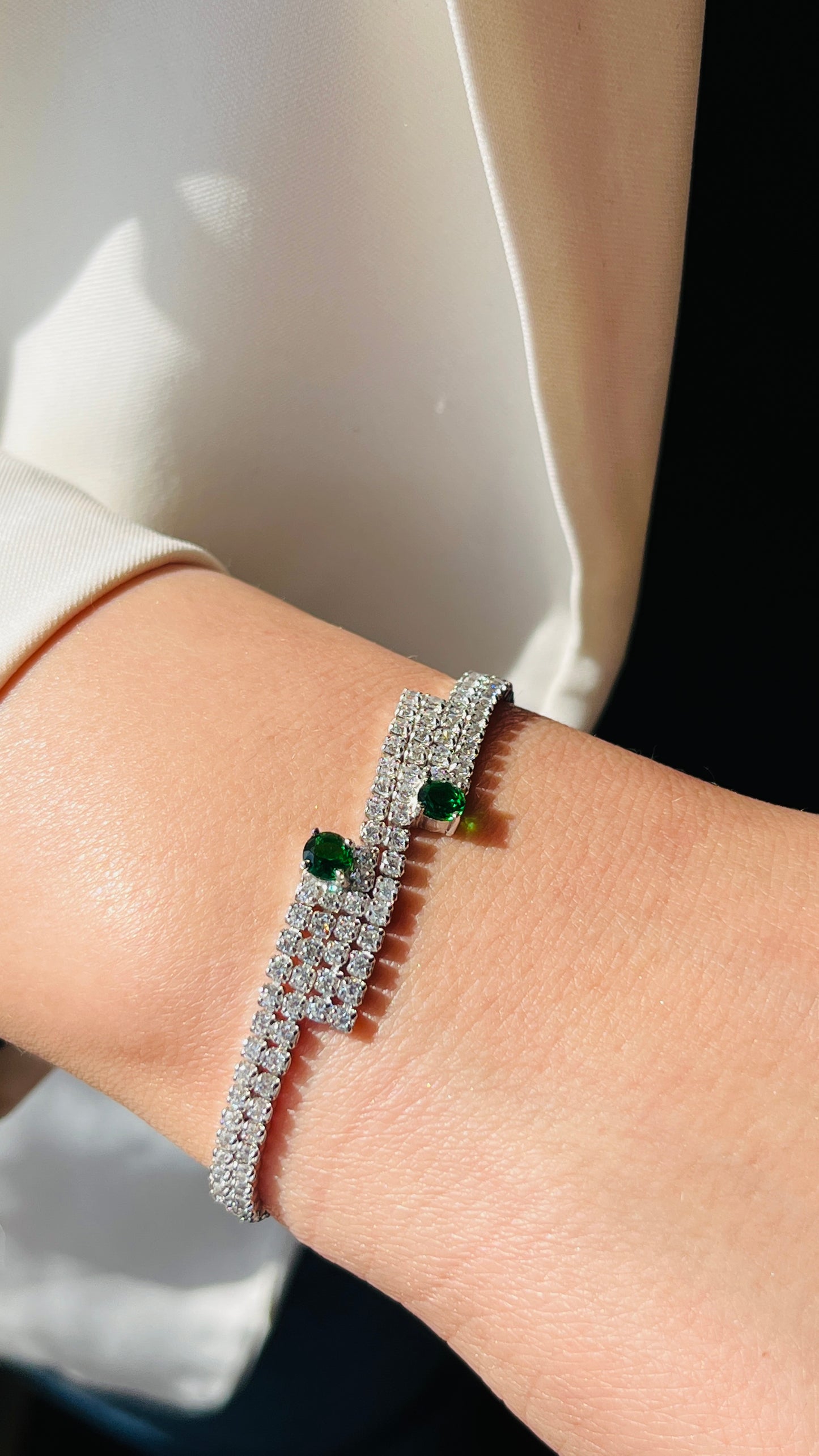 Elegant bracelet with two zircon stones