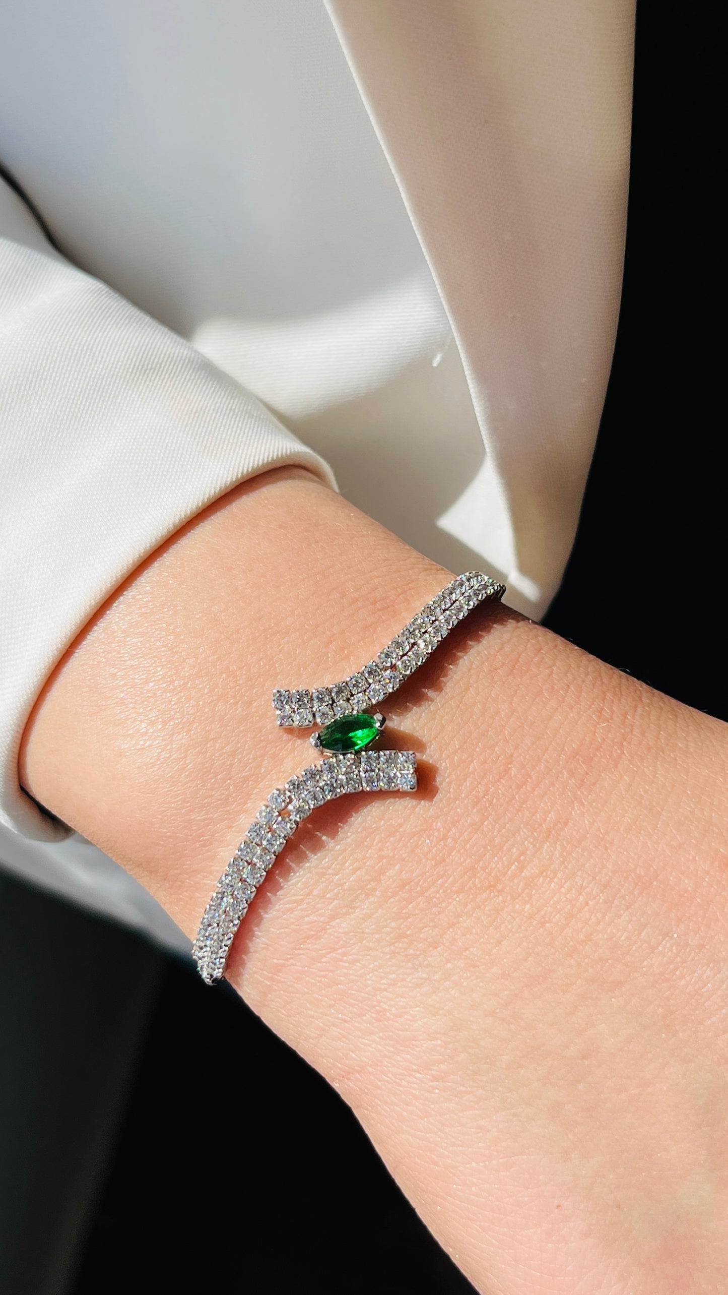 Elegant bracelet with lovely stone